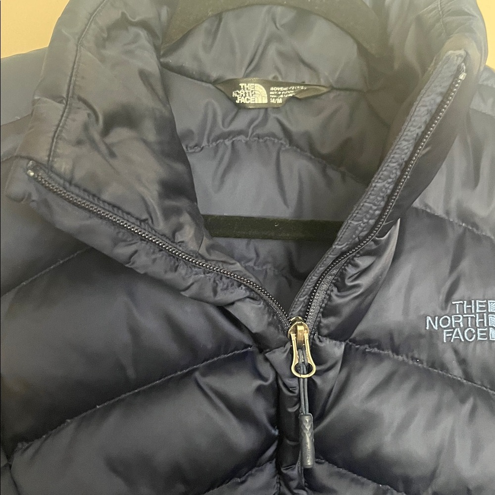 The North Face Women's Quilted Puffer Vest in Dark Blue goose down - Picture 2 of 6